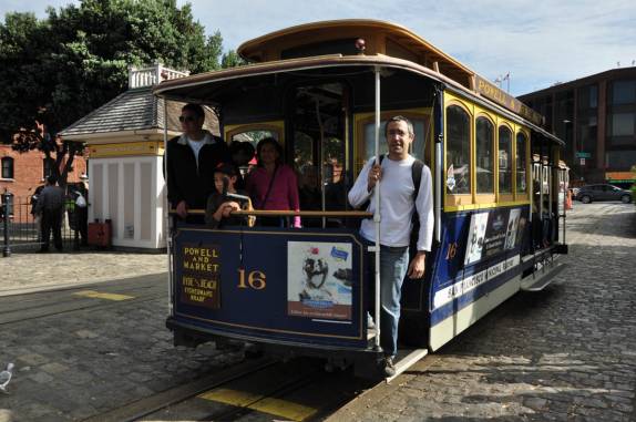 Andando nos famosos bondinhos de San Francisco, na Califórnia, nos Estados Unidos